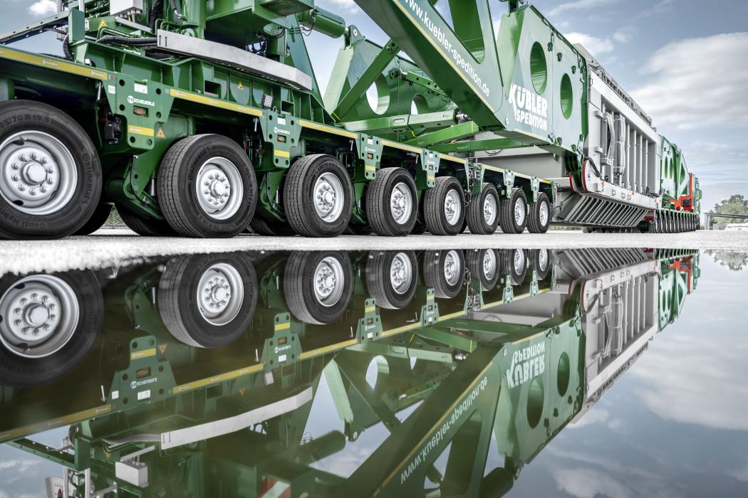 Die neue modular aufgebaute sowie gewichtsoptimierte Seitenträgerbrücke STB 320 soll sich für den Transport sehr schwerer Lasten unter anspruchsvollen Infrastrukturbedingungen eignen. (Foto: Markus Voelter/ TII Scheuerle)