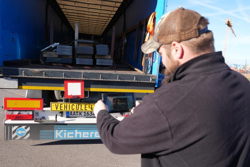 ie digitale Tislog-Abfahrtskontrolle kann das jeweilige Fahrzeug ab sofort am dort angebrachten QR-Code erkennen. (Foto: TIS GmbH)