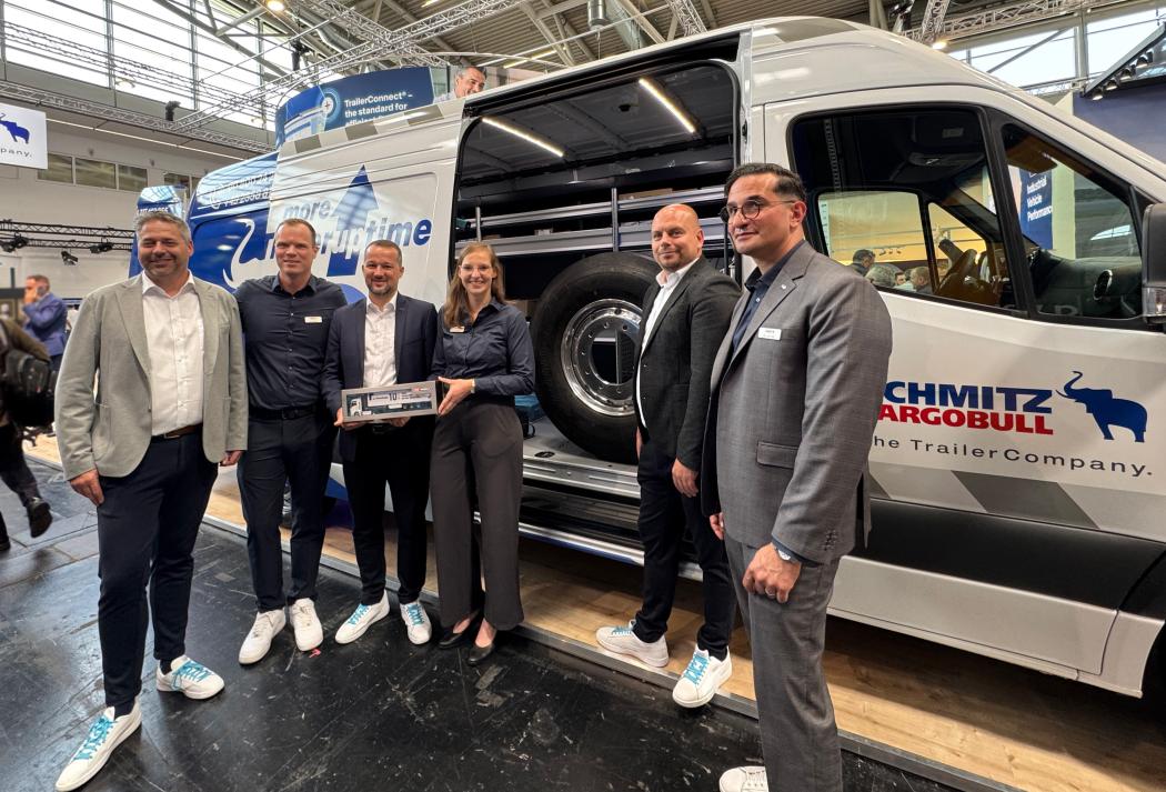 v. l. n. r.: Dirk Gleinser (Verkaufsleiter Lkw Pneuhage Gruppe), Jan Uhlenbruck (Head of Full Service Solutions Schmitz Cargobull), Robin Brucke (Leiter Produktgruppenmanagement Commercial der Pneuhage-Gruppe), Elisa Elberfeld (Product Manager Full Service Solutions Schmitz Cargobull), Sebastian Warncke (Leiter Commercial Pneuhage Fleet Solution GmbH), Dr. Cafer Ince (Head of Product Line Digital Services Schmitz Cargobull). (Foto: Pneuhage Unternehmensgruppe)