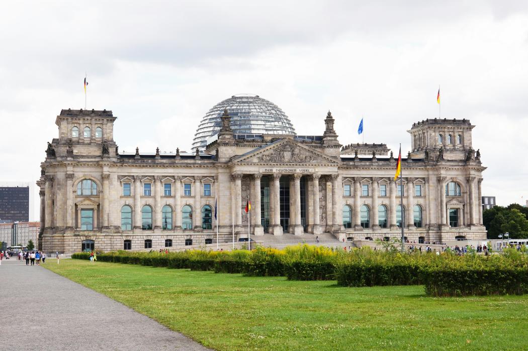 Die Haushaltsplanung der Bundesregierung für 2026 beeinflusst maßgeblich die Finanzierung von Schienenprojekten und den Wettbewerb zwischen Güter- und Personenverkehr. | Foto: om Radetzki via Unsplash