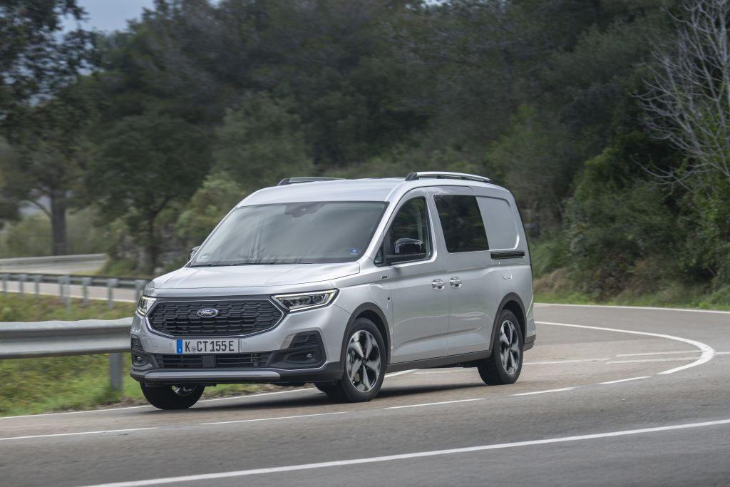 Edel, schnell und teuer: Der PHEV kostet zum E-Courier 5.000 Euro mehr, bietet aber von den Frachfähigkeiten kaum mehr. | Foto: Ford
