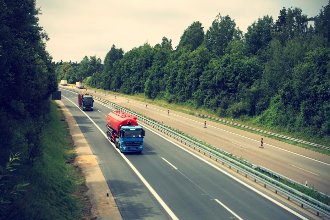 Lkw auf der Autobahn: Steigende Energiepreise und Streckensperrungen könnten im Herbst 2025 zu Verzögerungen und höheren Transportkosten führen, warnt der VNL in seinem aktuellen Lagebericht. (Foto: Pixabay)