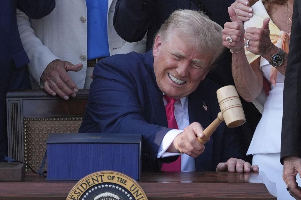 Hau weg! Donald Trump hält nichts von E-Autos und streicht mit dem neuen Gesetz auch die üppige Prämie von 7.500 US-Dollar, die Vorgänger Joe Biden mit dem IRA eingeführt hatte. | Foto: dpa/Evan Vucci AP