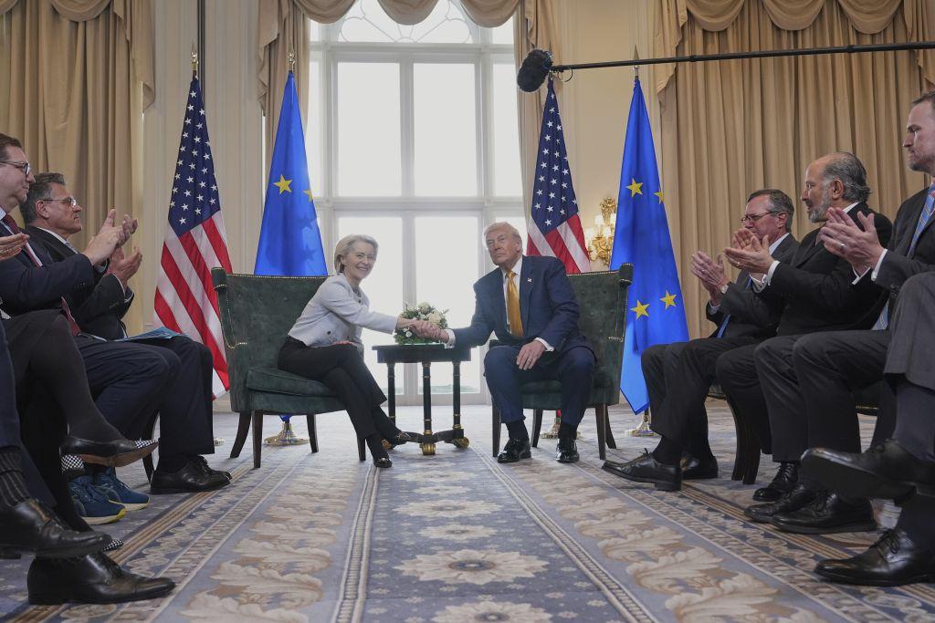 Handschlag mit Schieflage: US-Präsident Donald Trump und die Präsidentin der Europäischen Kommission, Ursula von der Leyen, schütteln sich die Hände, nachdem sie sich auf dem Trump Turnberry Golfplatz auf ein Handelsabkommen geeinigt haben. | Foto: Jacquelyn Martin/AP/dpa