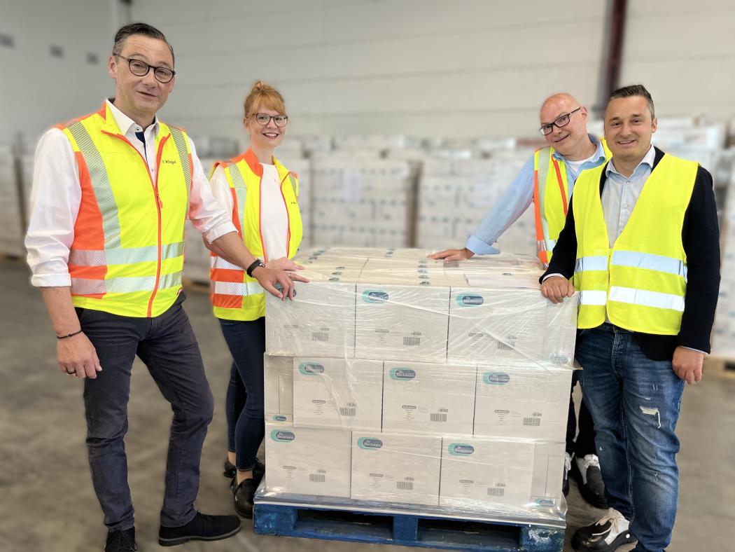 Besiegeln eine langfristige Partnerschaft (v. l.): Michael Klingel (COO Dr. Beckmann Group), Melanie Marx (Head of Business Transformation &amp;amp; Project Management, DR. Beckmann Group), Alexander Häffner (Head of Logistics, Dr. Beckmann Group), Marcel Bicking (Geschäftsführer, TST GmbH). Foto: Dr. Beckmann  
