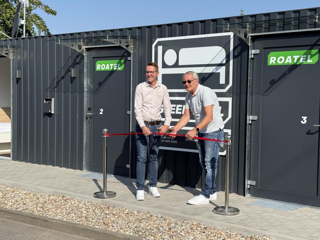 Vergangenen Donnerstag wurde bei TST in Gimbsheim das erste Roatel-Mikrohotel für Lkw-Fahrer eröffnet. Es ist direkt an einem Umschlagszentrum angesiedelt. Im Bild Guido Schmidt, Geschäftsbereichsleiter TST, und Thomas Ugowski, Standortentwickler Roatel. Foto: TST/Roatel