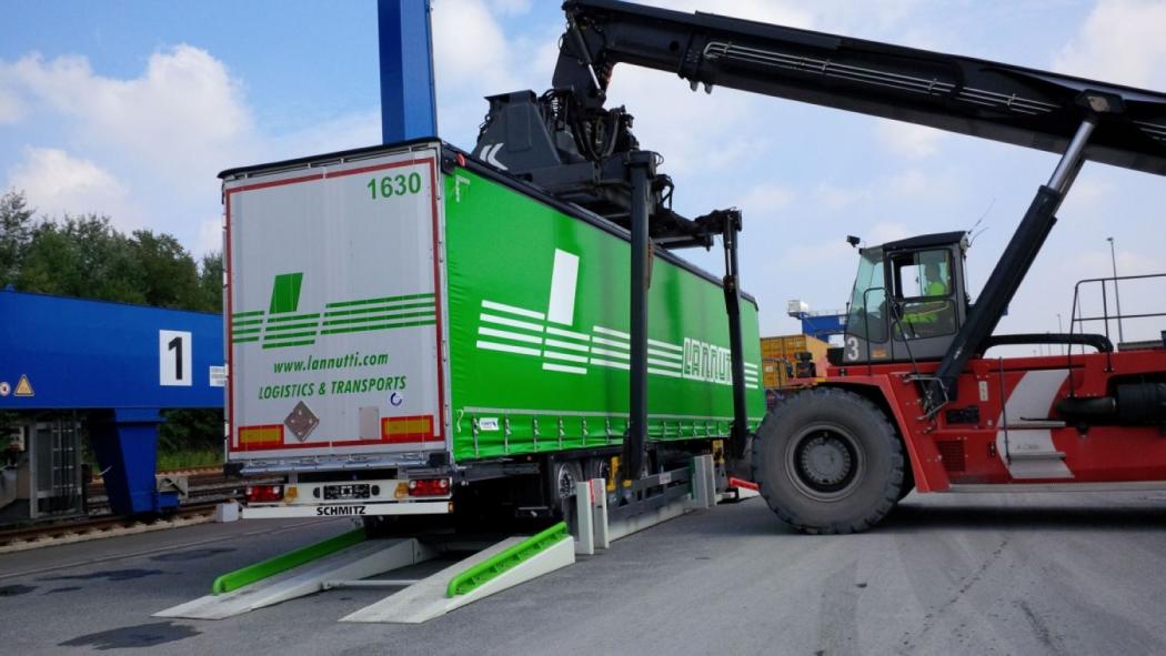  Mit dem Nikrasa-System können Sattelauflieger ohne spezielle Kranumbauten auf Güterzüge gesetzt werden. (Foto: Schmitz Cargobull)