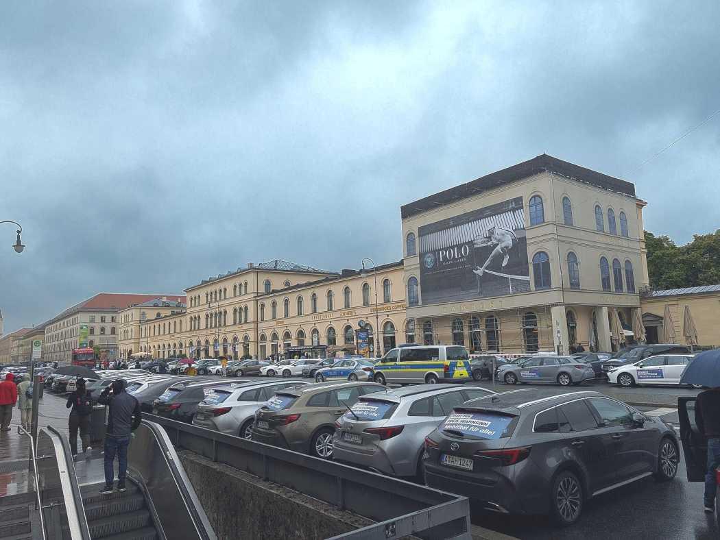 Mit massiver Präsenz und dem Leitspruch &amp;quot;Stoppt den Preis-Wahnsinn&amp;quot; demonstrierten Uber Fahrer Ende letzter Woche in München.| Foto: Johannes Reichel