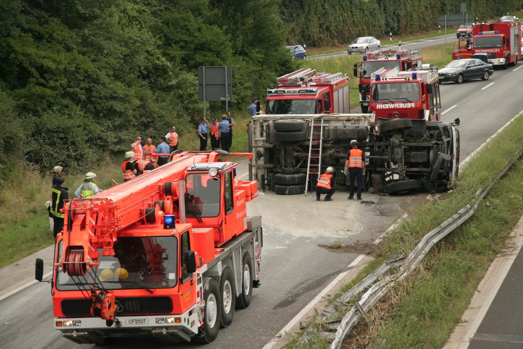 Nicht immer gehen es gut aus, wenn sich Fahrerinnen und Fahrer von Smartphone &amp;amp;amp; Co ablenken lassen. (Foto: Polizeipräsidium Frankfurt am Main) 