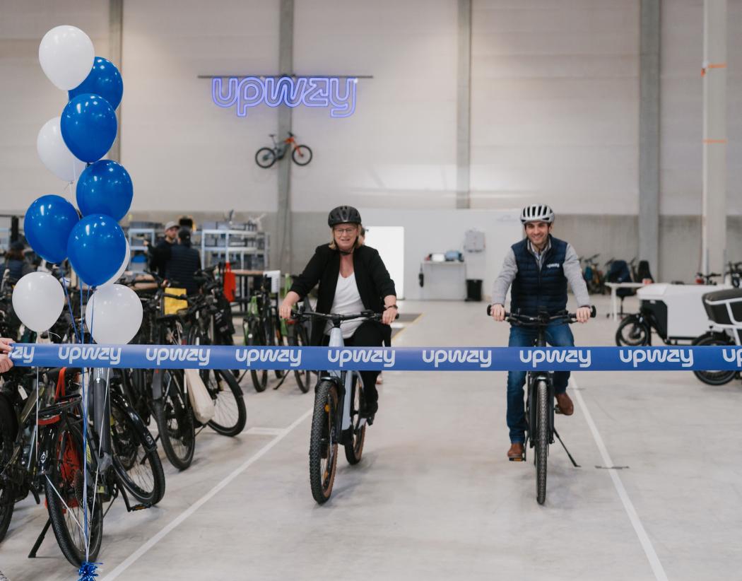 In die Pedale für Pedelecs: Toussaint Wattinne, Co-Gründer &amp;amp; Geschäftsführer Upways und Annette Klerks, Stellvertretende Amtsleitung der Wirtschaftsförderung Düsseldorf (v.l.). | Foto: Sophie Otto/ Upway