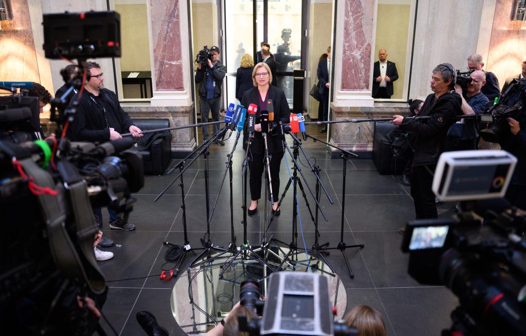 Anke Rehlinger (SPD, M), Ministerpräsidentin des Saarlands und amtierende Bundesratspräsidentin, äußert sich nach der Abstimmung in der Plenarsitzung im Deutschen Bundesrat. (Foto: Foto: Bernd von Jutrczenka/dpa)