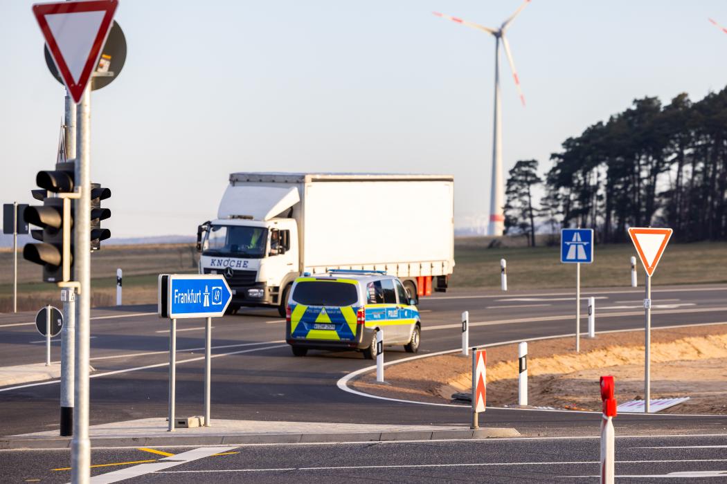 Die ersten Fahrzeuge nutzen am frühen Morgen die Auffahrt an der Anschlussstelle Stadtallendorf-Nord. (Foto: Christian Lademann/dpa)