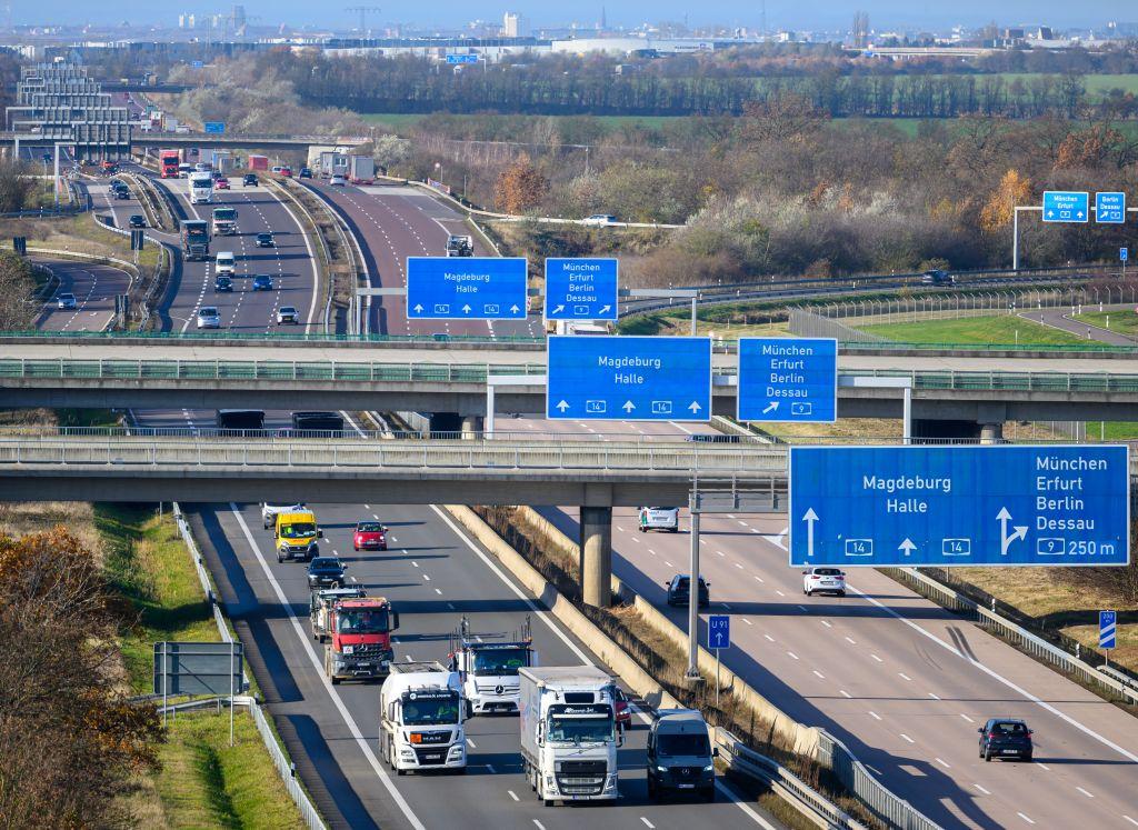 Auf deutschen Straßen dominieren weiterhin Verbrenner, zudem immer mehr SUV. | Foto: dpa/Hendrik Schmidt