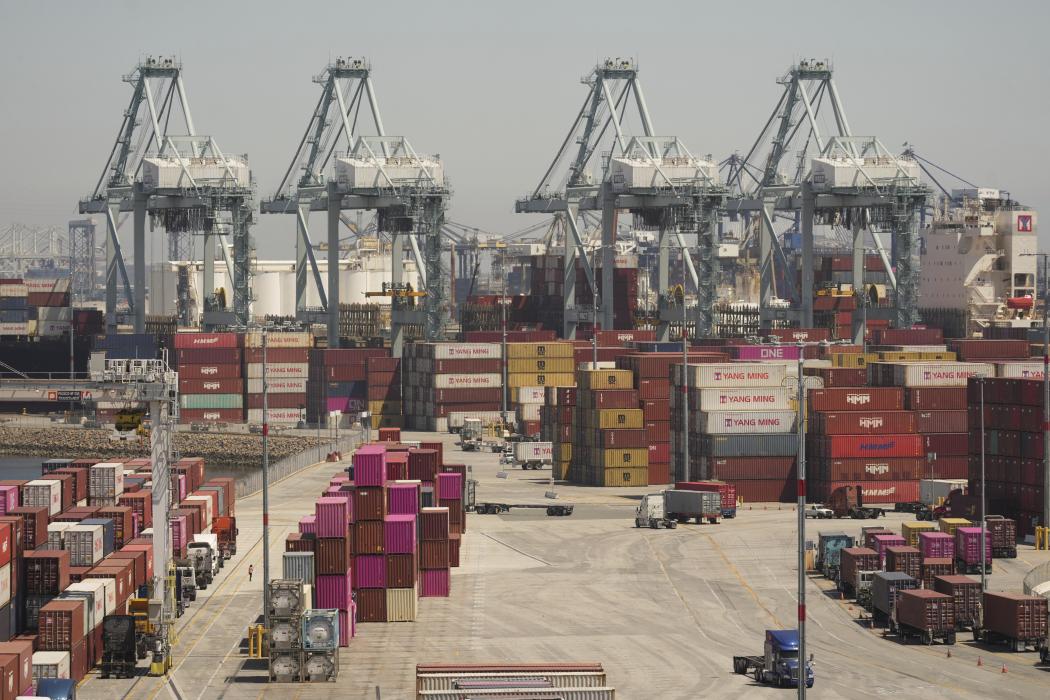 Bereits jetzt stapeln sich im Hafen von Los Angeles Schiffscontainer. (Foto: Damian Dovarganes/AP/dpa)