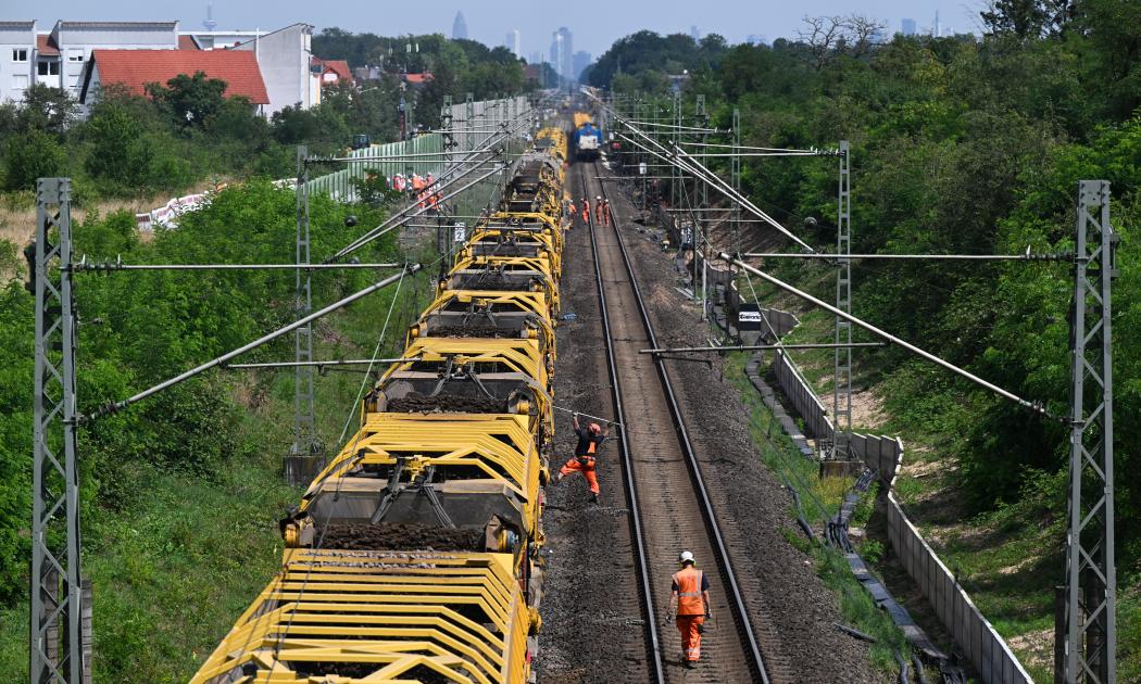 Die fast 200 Meter lange Spezialmaschine RPM-RS-900, genannt „Katharina die Große“, der Spitze Logistik ist bei der Generalsanierung der Riedbahn im Einsatz. | Foto: Arne Dedert