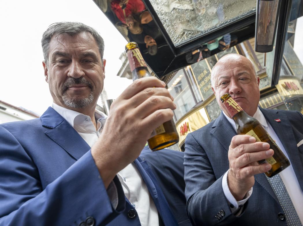 Markus Söder (CSU, l), Ministerpräsident von Bayern, und Christian Stocker wollen die Lkw-Blockabfertigung am Brenner beenden – und setzt auf ein digitales Slot-System sowie Unterstützung aus Brüssel. (Foto: Peter Kneffel/dpa)