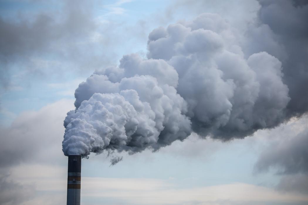 Der EU-Emissionshandel konnte seit seiner Einführung vor 20 Jahren den Ausstoß an Treibhausgasen der beteiligten Anlagen halbieren. Ab 2027 wird auch die Transportbranche Teil des Systems, die Dieselpreise dürften deutlich steigen. | Bild: Jan Woitas/dpa