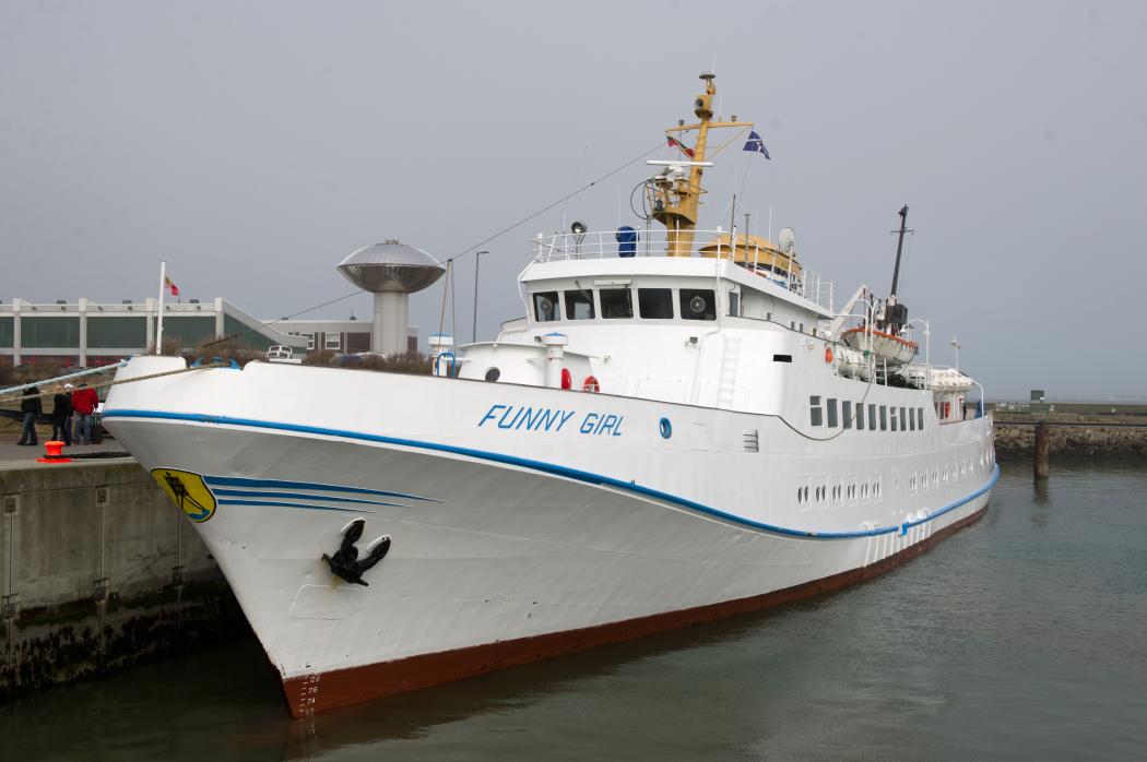 500 Liter Diesel sind beim Betanken der „Funny Girl“ im Hafen von Büsum ausgelaufen. (Foto: Christian Charisius/dpa)