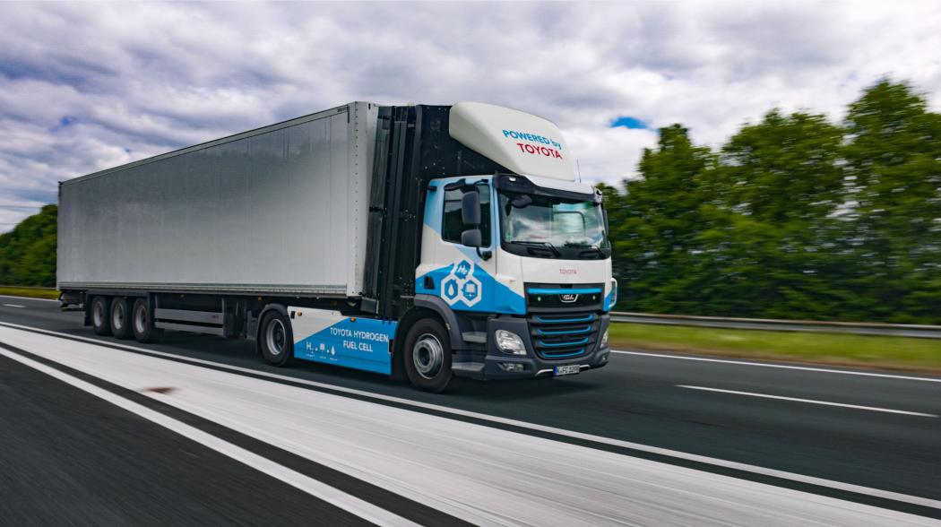 Die VDL-Wasserstoff-Brennstoffzellen-Lkw mit Toyota-Brennstoffzellenmodulen werden nun auf den Logistikrouten vom Toyota European Parts Centre eingesetzt. (Foto: Toyota Motor Europe)