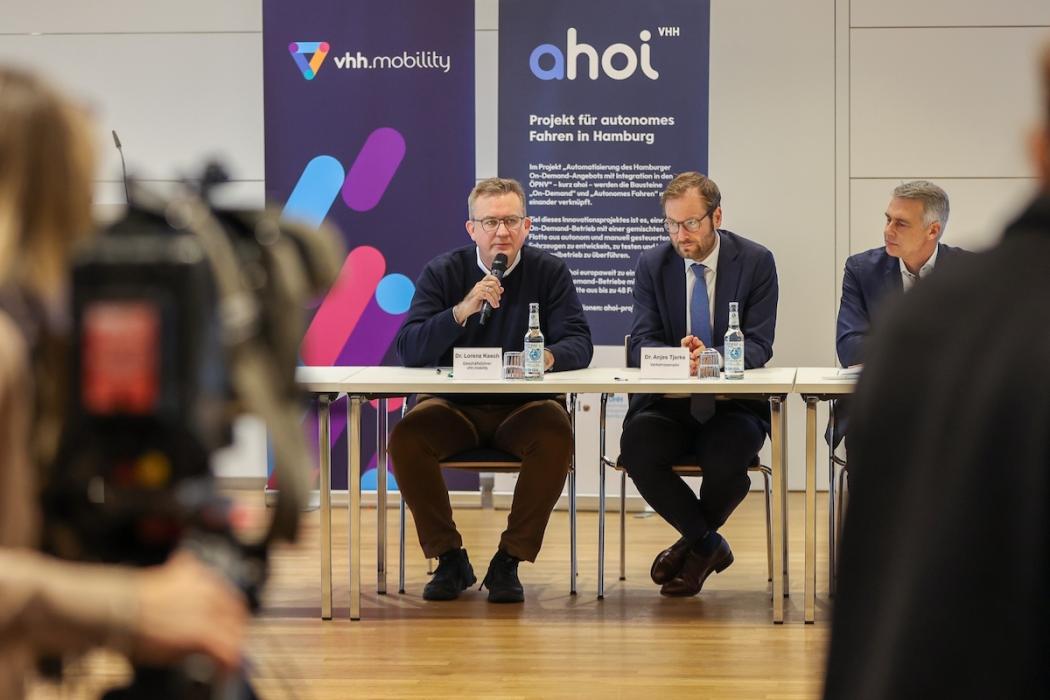 (Vlnr): Dr. Lorenz Kasch, Geschäftsführer vhh.mobility, Anjes Tjarks, Senator Verkehr und Mobilitätswende in Hamburg und Carsten Rinka, Chief Sales and Projects Officer bei IAV bei der Präsentation des autonomen Shuttles von eVersum in Harburg. | Foto: vhh.mobility