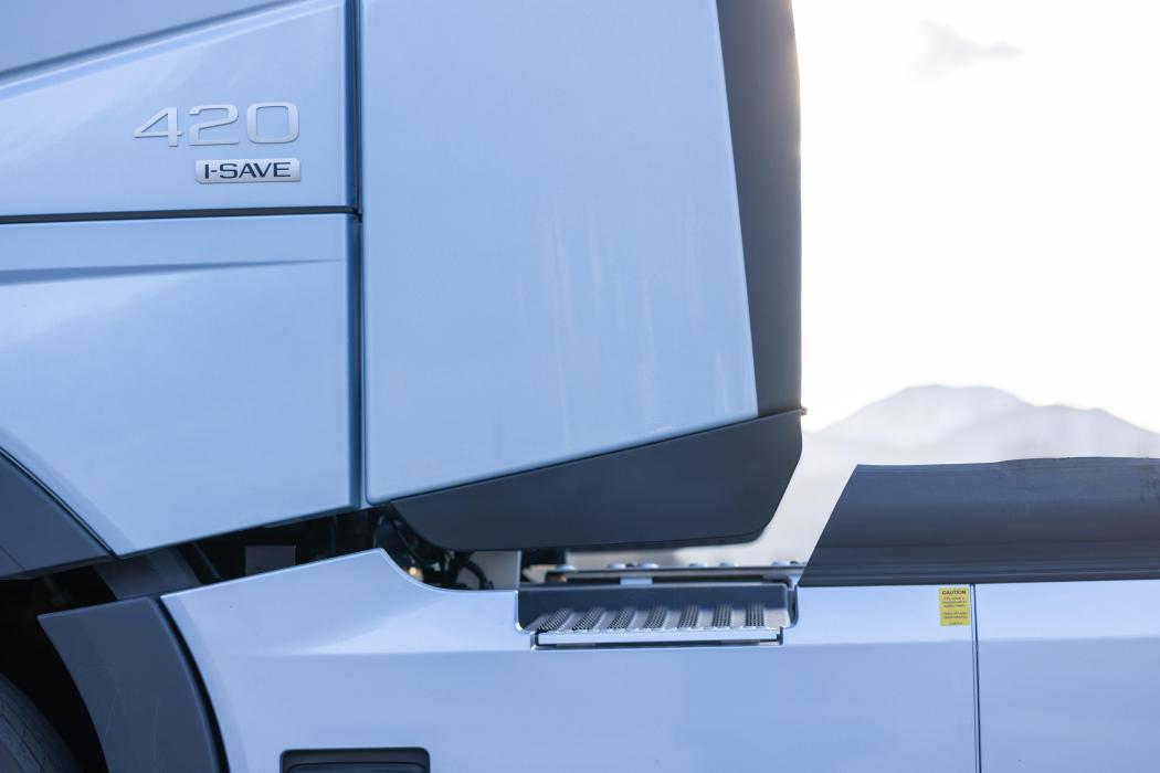 Nach Aussage von Anders Tenstam, Senior Technology Expert Aerodynamics bei Volvo Trucks, habe man unkonventionelle Wege beschritten und eine Technik verwendet, die normalerweise bei Flugzeugen, Formel-1-Rennwagen und Windturbinen zum Einsatz kommt. (Foto: Volvo Trucks)