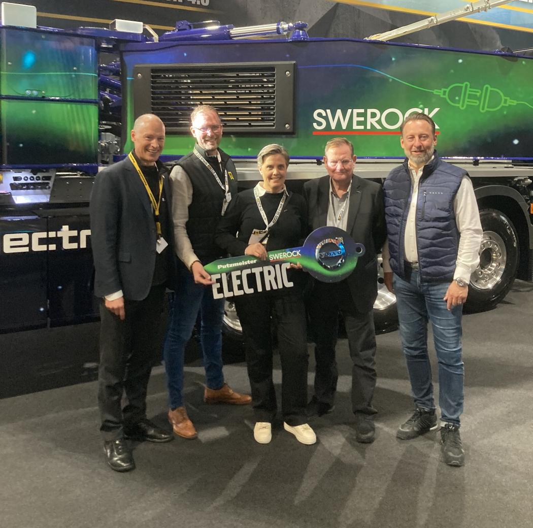 Schlüsselübergabe auf der Bauma: Vertreter von Swerock und Putzmeister zusammen mit Christoph Fitz, Director New Vehicle Sales und Geschäftsführer der Volvo Trucks Vertriebs GmbH. (Foto: Volvo Trucks)