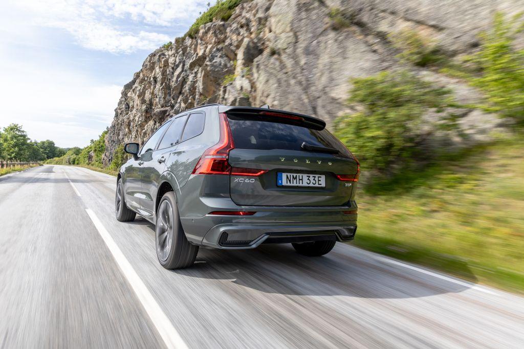 Immer noch ein schöner Rücken: Der XC60 erhielt für den 2026er Jahrgang ein Facelift. | Foto: D. Loof/Volvo