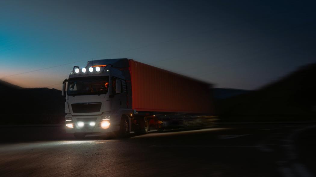 DFDS und Volvo Trucks schalten gemeinsam auf Nachtbetrieb: Nachhaltige Logistik gewinnt im Hafen von Antwerpen an Bedeutung . (Foto: 