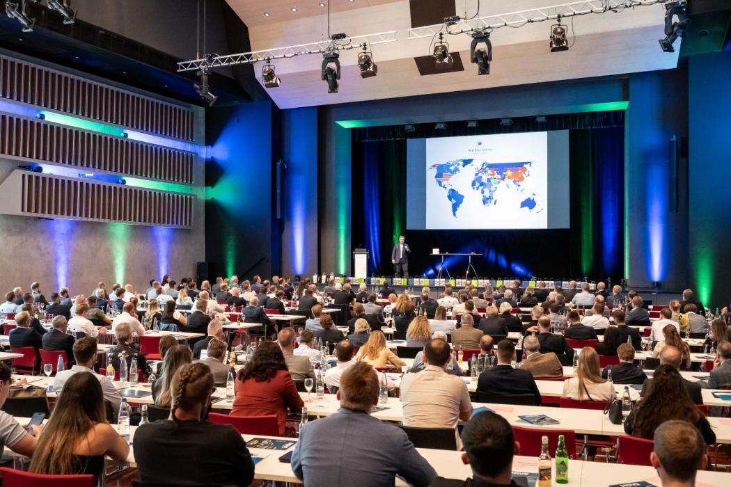 VSL-Mitgliederversammlung 2025 in Esslingen: Die baden-württembergische Logistikbranche diskutiert Herausforderungen wie steigende Energiekosten, Bürokratie durch CSRD, Antriebswende und Infrastruktur für Straßengüterverkehr. (Foto: VSL)