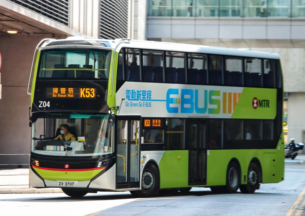 Ein vollelektrischer Doppeldeckerbus vom Typ Enviro500EV im Linienbetrieb der MTR Corporation in Hongkong. Angetrieben wird das Fahrzeug vom Voith Electrical Drive System (VEDS), das für die topografisch und klimatisch anspruchsvollen Bedingungen der Metropole ausgelegt ist. | Foto: Voith Group