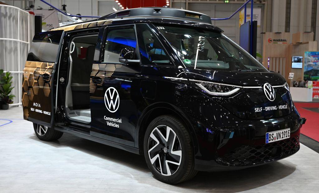 VW treibt die Automatisierung des ID. Buzz voran und sieht darin eine Chance auch für den Standort Deutschland. | Foto: dpa/David Hammersen