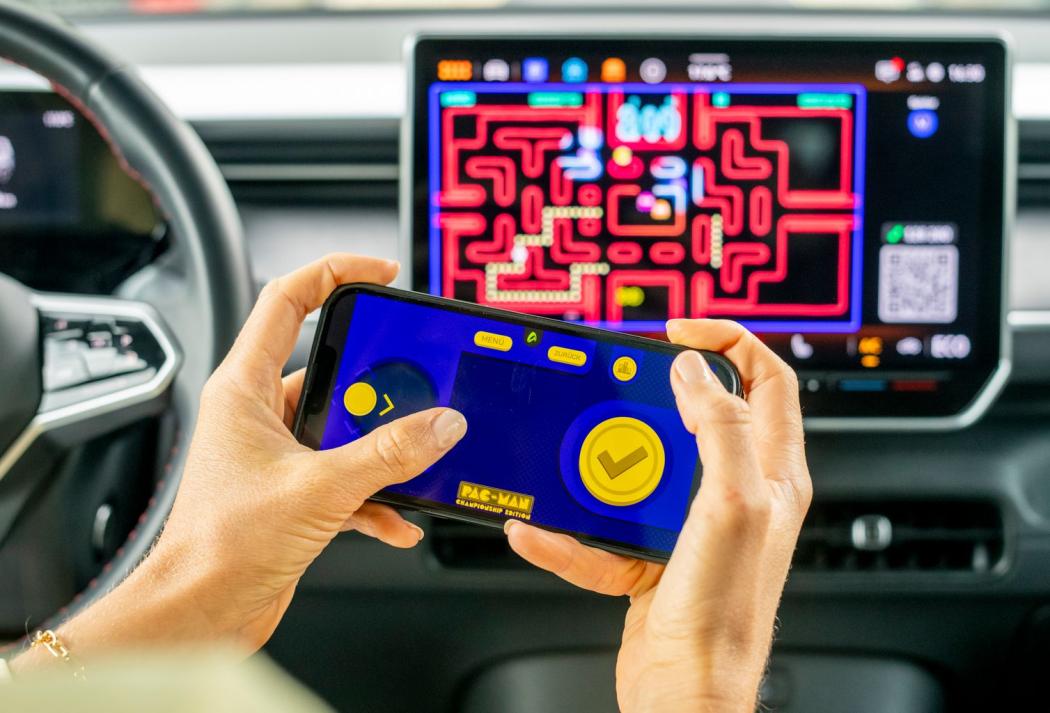 Die AirConsole-App wird ab sofort für die aktuellen Versionen des ID. Buzz, Caddy, Multivan, California und Crafter angeboten - 15 Spiele sind bereits verfügbar, so auch der Klassiker Pac-Man. (Foto: Volkswagen Nutzfahrzeuge)