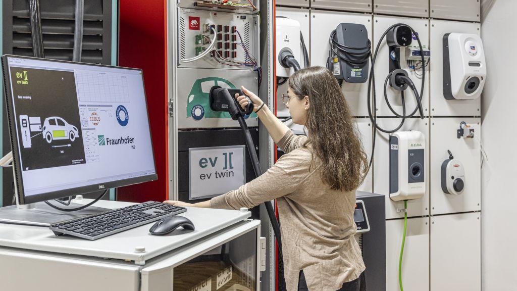 Probieren geht über Studieren: Das Fraunhofer Institut für Solare Energiesysteme hat ein eigenes Testlabor eingerichtet, bei dem man die Regelgüte von unidirektionalen, solaren Ladesystemen für E-Autos überprüfen kann. | Foto: Fraunhofer ISE