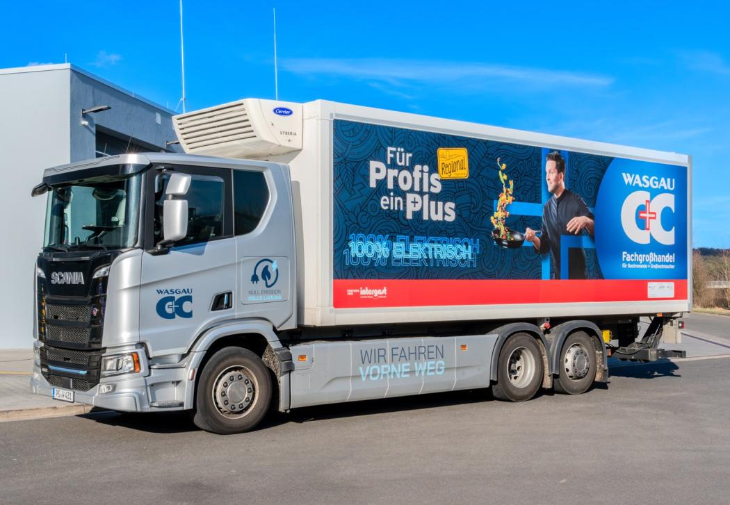 Vollelektrisch und umweltschonend unterwegs: Die neuen E-Lkw von Wasgau C+C für die Warenlieferungen innerhalb der Lebensmittellogistik. Foto: Wasgau AG