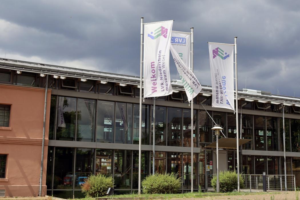 Transparenz zeichnet den Eingang zum Niederrheinmuseum in Wesel aus. | Foto: Jörg Berghoff