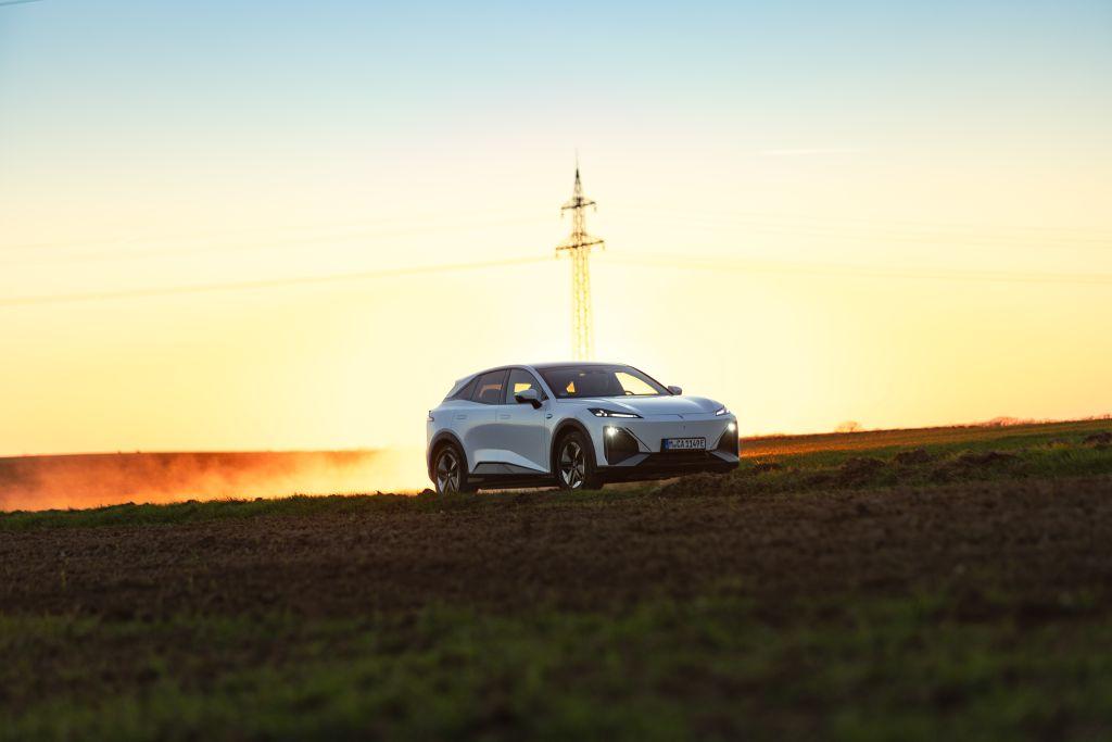 In der goldenen Morgensonne erkennt man gut die kantigen Konturen des Deepal S07. | Foto: Changan