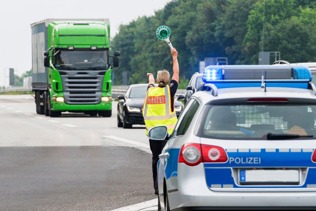Ein Polizist kontrolliert einen Lkw – rechtliche Sicherheit bei solchen Situationen verspricht die neue Anwaltshilfe in Zauners Software Zaarc.Next. (Foto: Zauner)