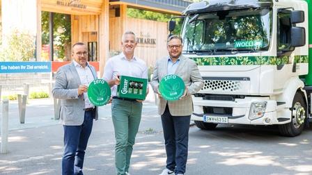 Harald Raidl, Supply Chain Director der Brau Union, Gastronom Paul Kolarik und Dominic Schmid, Obmann der Sparte Tourismus und Freizeit in der Wirtschaftskammer Wien, mit einem elektrischen Lkw der Brau Union vor der Luftburg. (Foto: Florian Wieser)