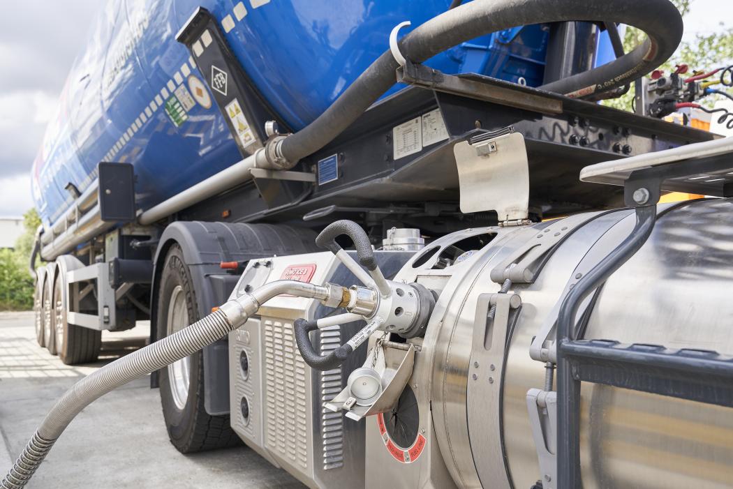 Schwerlastfahrzeug während der Betankung mit verflüssigtem Biogas an öffentlicher Zapfsäule | Foto: Swen Gottschall / Die Gas- und Wasserstoffwirtschaft e.V.
