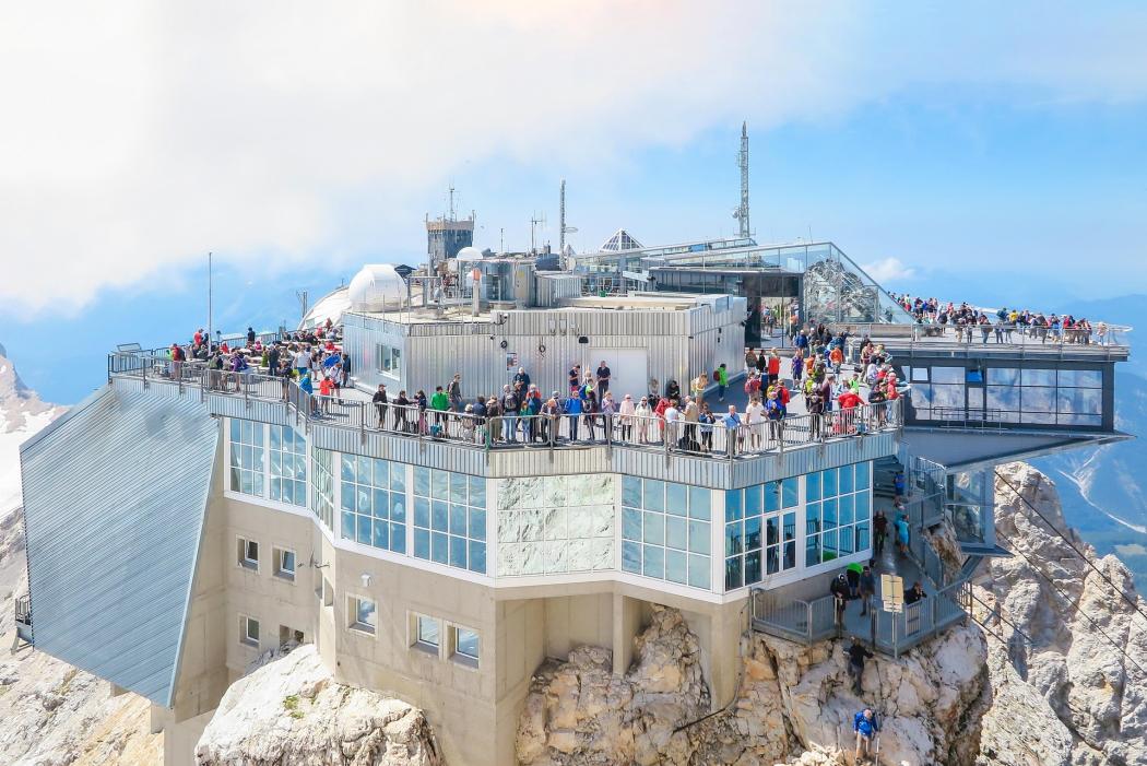 Attraktives Ziel für die Bustouristik in Verbindung mit den lokalen Bergbahnen: die Zugspitze. (Foto: Pixabay)